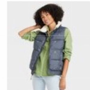 NWT UNIVERSAL THREAD puffer vest ft. Elastic waist Sherpa neck, size XS 🌹